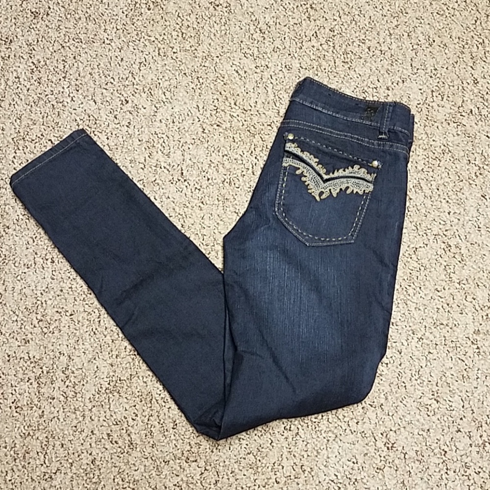 3/$15 NWOT BLACK CRYSTAL DARKWASH SKINNY JEANS - Picture 1 of 6